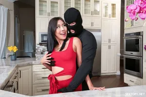 Em hoạt náo viên ngây thơ xấu hổ khi bị “ông chú” chạm vào