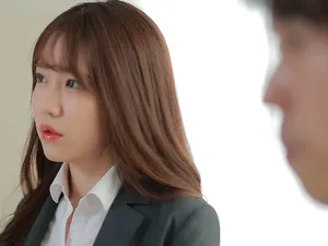 Con đĩ ngực to và vú to! Cái đầu to bằng ngực! Xoay eo và hông, lắc ngực, thủ dâm trên bồn cầu, âm hộ sạch sẽ và không có lông, cọ xát máy rung và rỉ ra chất lỏng màu trắng...