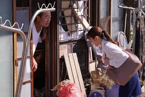Nữa đêm con trai tuột quần mẹ kế gạ tình