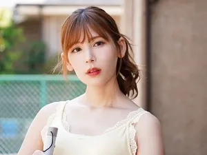 Anh trai thường xuyên đi làm về khuya, thằng em ở nhà gạ đụ bạn gái của anh trai cô đơn