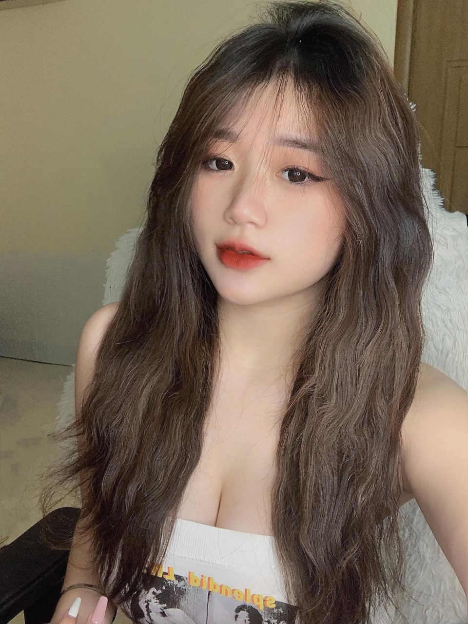 "Mèo của em sướng quá~ Đụ em mạnh hơn đi... Đụ em đến chết đi!" Cô gái loli xinh đẹp trong đôi tất lưới đen bị cậu em trai dùng con cặc to quan hệ không dùng bao cao su, cô ta cứ nói năng dâm đãng, và cậu em trai rút cặc ra rồi bắn...